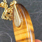 Collier 16 po à pendentif ovale d'oeil de tigre brun doré à reflets horizontaux, chaîne acier inoxydable doré