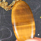 Collier 16 po à pendentif ovale d'oeil de tigre brun doré à reflets horizontaux, chaîne acier inoxydable doré