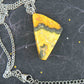 Collier 17 po à pendentif triangulaire de pierre rare jaspe bourdon (bumblebee) jaune-orange-noir, chaîne acier inoxydable