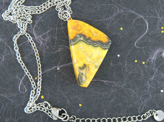 Collier 17 po à pendentif triangulaire de pierre rare jaspe bourdon (bumblebee) jaune-orange-noir, chaîne acier inoxydable