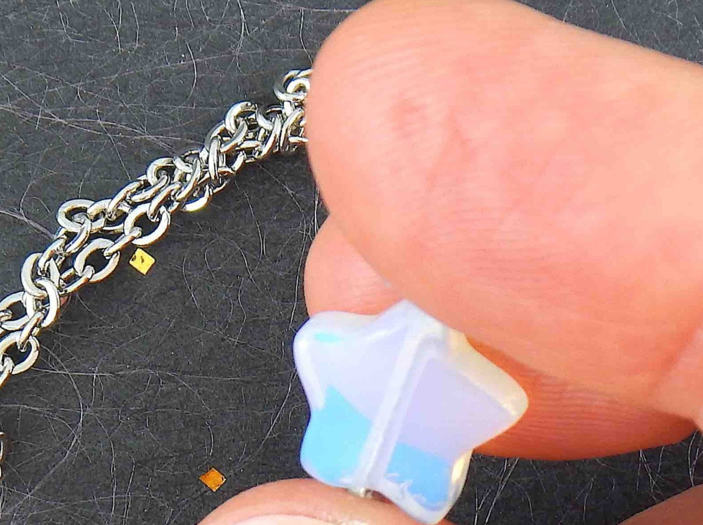 Collier 14 po à pendentif petite étoile de pierre de lune synthétique (opalite) blanc opalescent, chaîne acier inoxydable