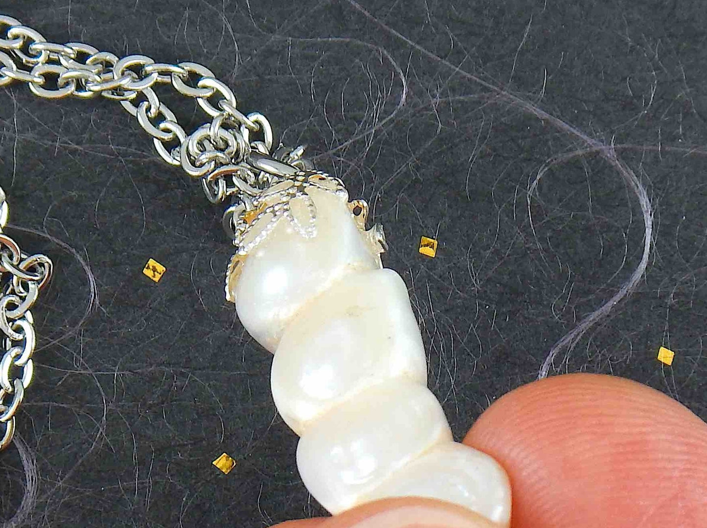 Collier 16 po à pendentif colonne de 4 perles d'eau douce blanches naturelles fusionnées, chaîne acier inoxydable