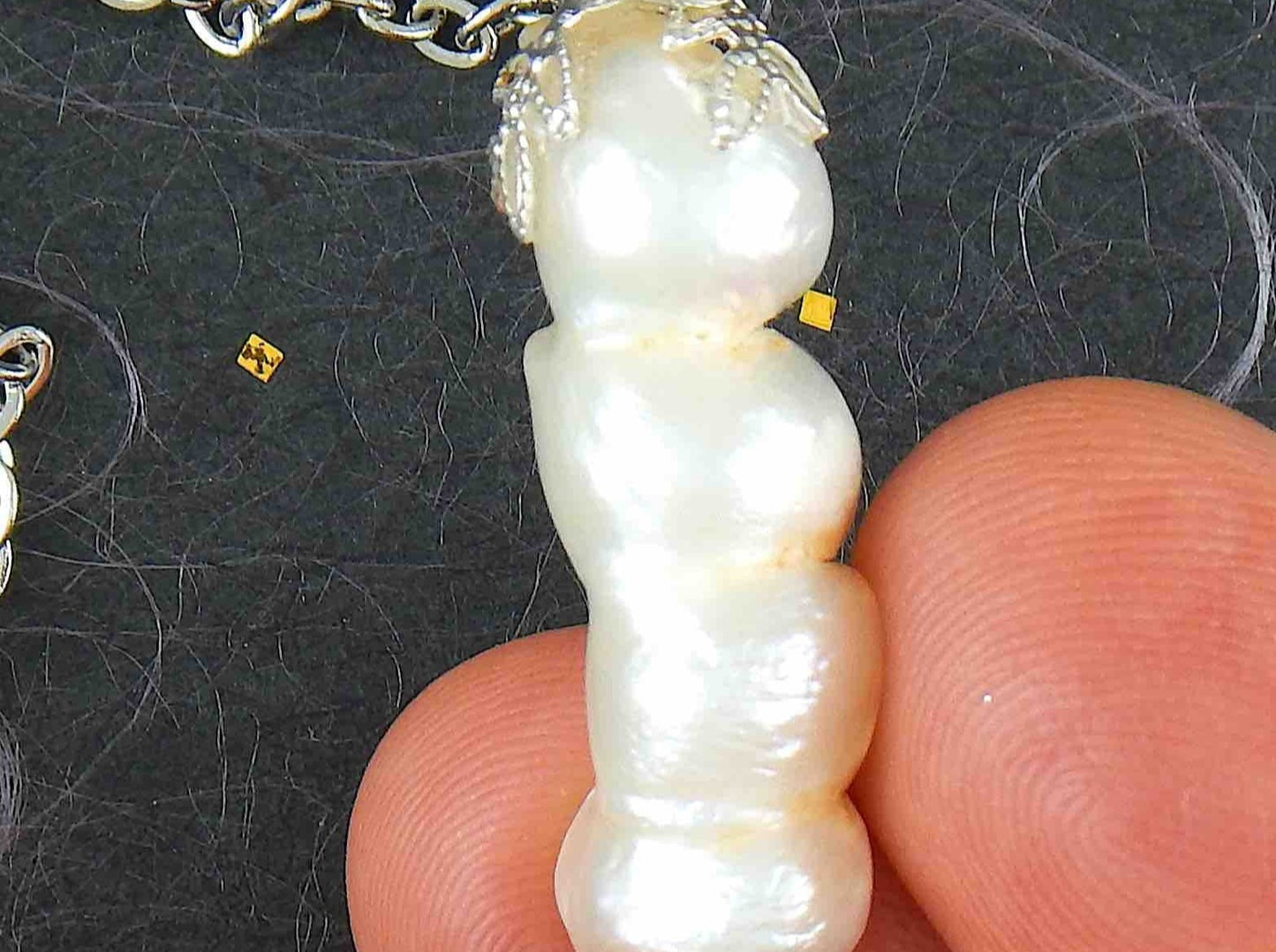 Collier 16 po à pendentif colonne de 4 perles d'eau douce blanches naturelles fusionnées, chaîne acier inoxydable