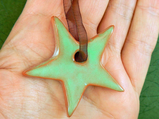 Ornement avec étoile vert menthe et terracotta de faïence fait à la main à Montréal, ruban d'organza brun chocolat