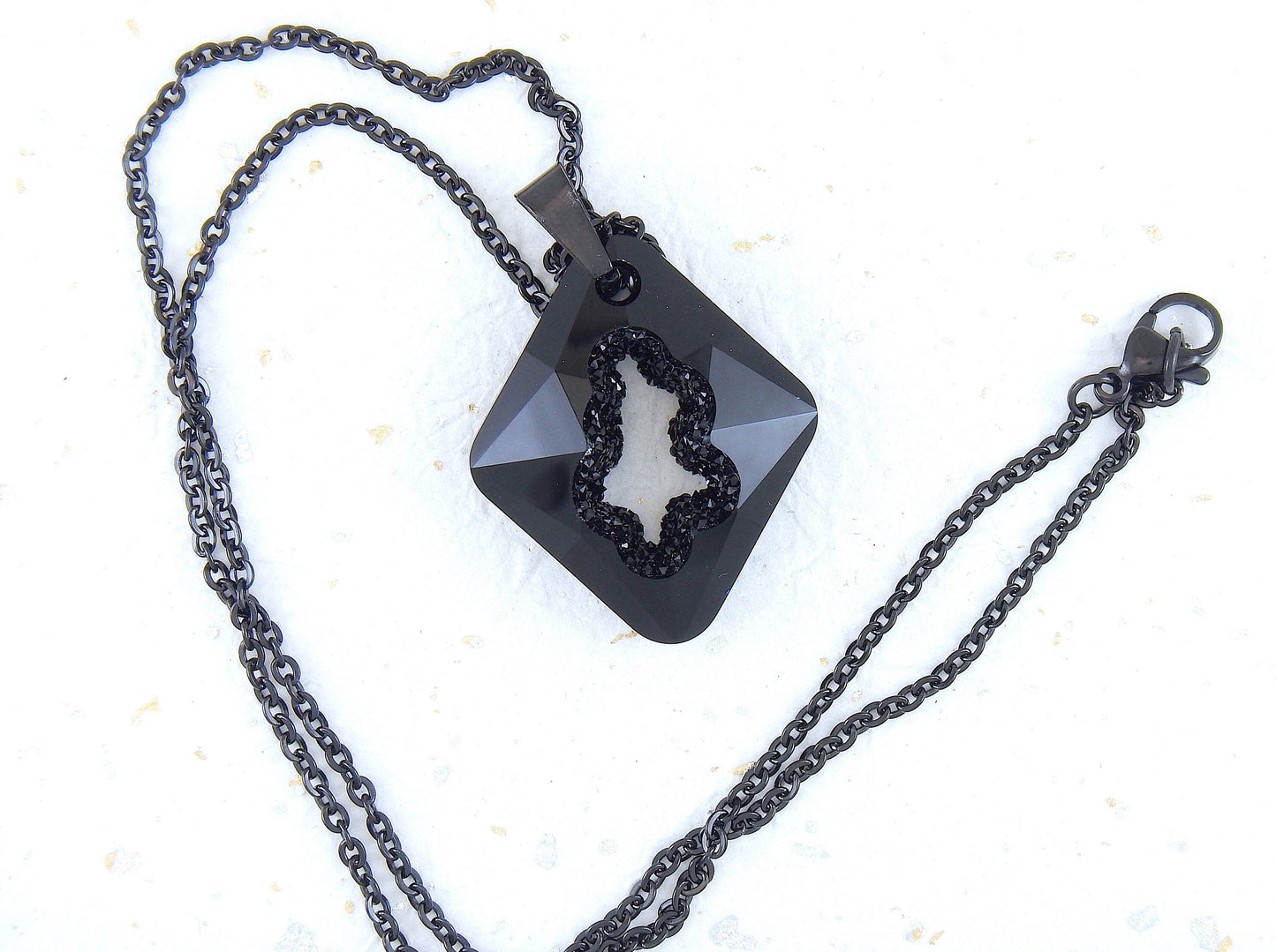 Collier 20 po à pendentif losange Rhombus 35mm de cristal Swarovski noir, centre cristallisé, chaîne acier inoxydable noir 