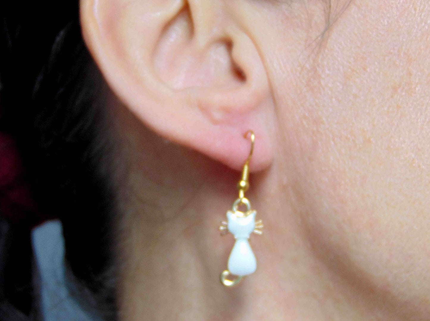 Short earrings with small shiny enamelled white cats, gold-toned stainless steel hooks