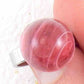 Bague grand dôme de verre vintage rose marbré, base acier inoxydable ajustable