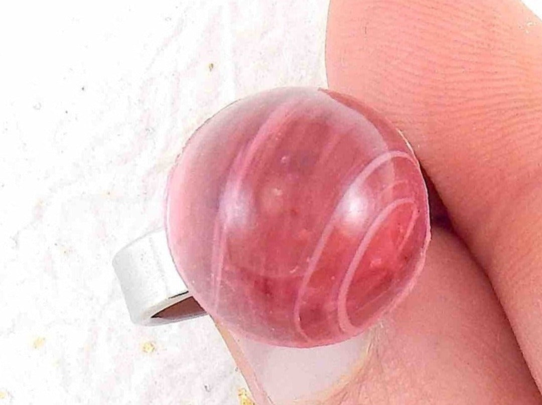 Finger ring with large marbled pink vintage glass dome, adjustable stainless steel base