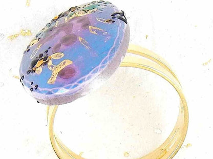Bague grand cabochon ovale de verre vintage peint à la main, motif fleuri abstrait bleu-rose-doré-noir, base acier inoxydable doré ajustable