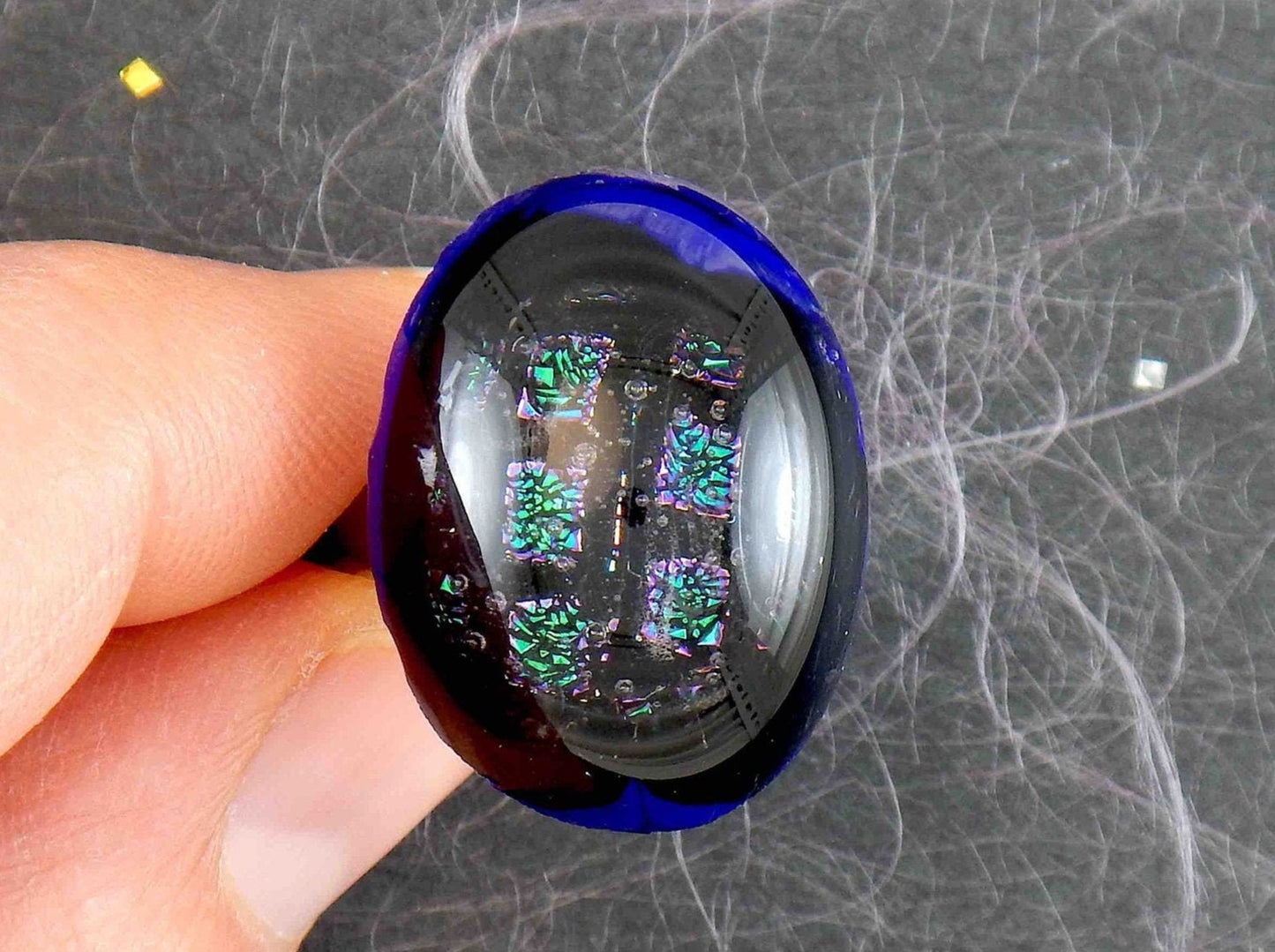 Bague grand ovale violet foncé (verre style Murano fait main à Montréal), motif à carreaux brillant, base acier inoxydable ajustable (US 7-8)