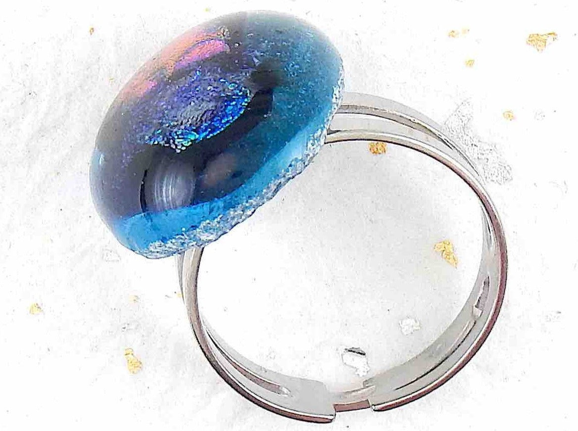 Finger ring with large oval turquoise cabochon (Murano style glass handmade in Montreal), blue-pink dichroic glass, stainless steel adjustable base (US 8-9)