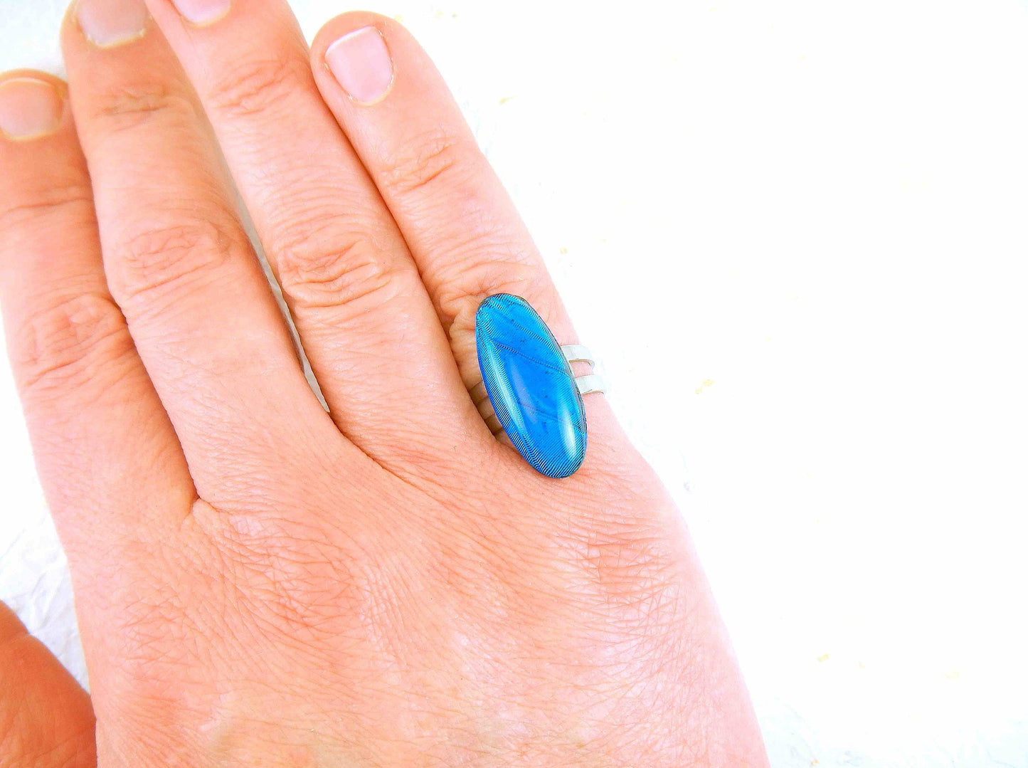 Bague long cabochon ovale turquoise vif de verre vintage, motif aile de papillon, base acier inoxydable ajustable