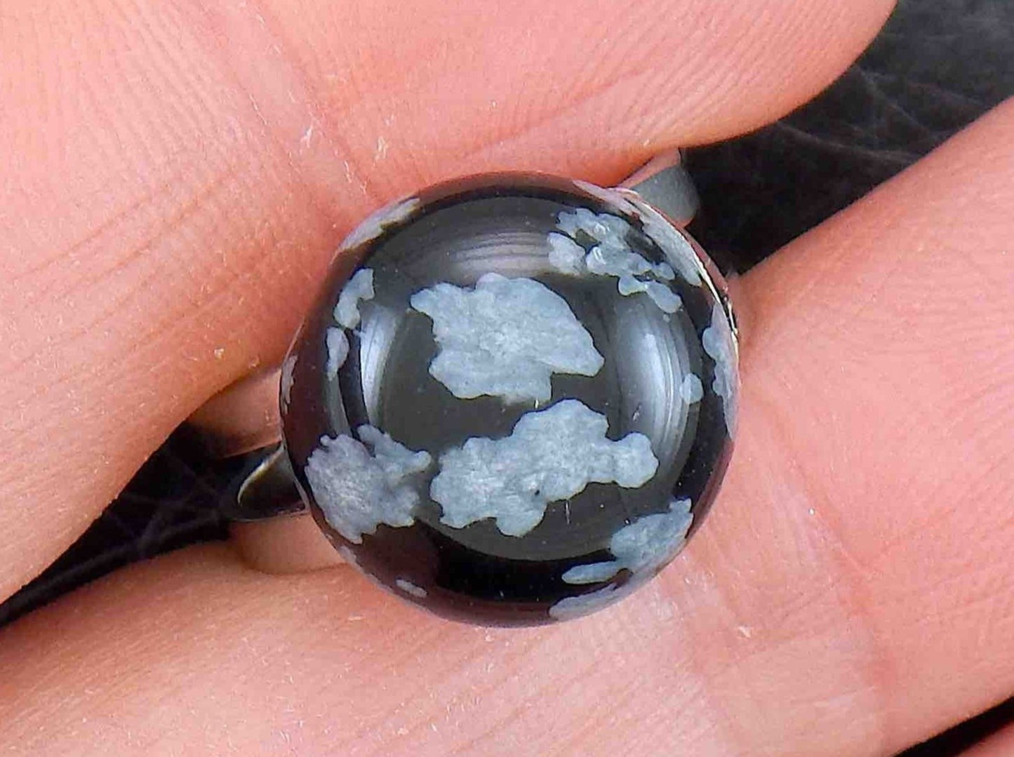 Bague ronde d'obsidienne neigeuse naturelle, flocons blancs sur fond noir, base en acier inoxydable ajustable