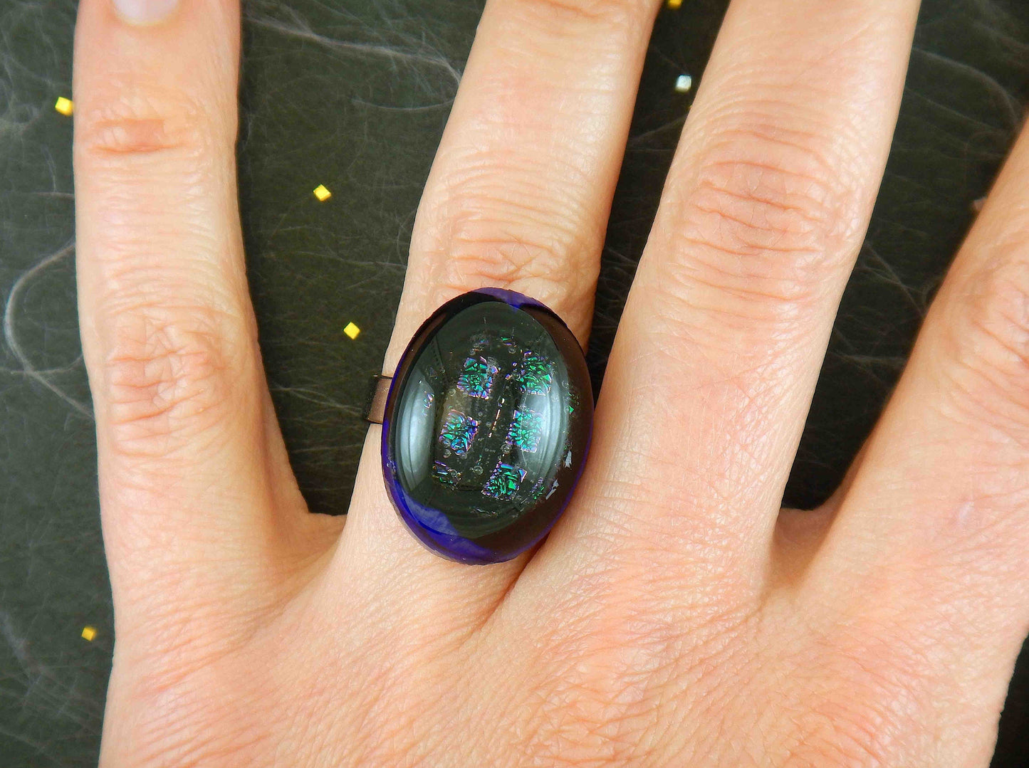 Finger ring with large oval deep violet cabochon (Murano style glass handmade in Montreal), shiny square pattern, stainless steel adjustable base (US 7-8)