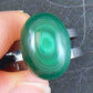 Bague petit ovale de malachite, cercles concentriques vert foncé et clair, base en méta nickel noir ajustable (US 5-6)