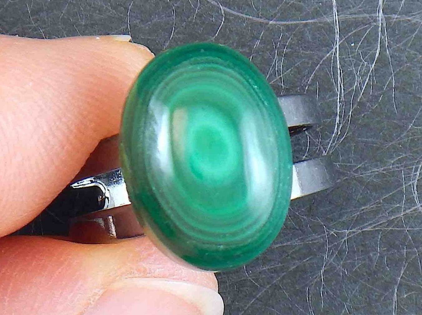 Bague petit ovale de malachite, cercles concentriques vert foncé et clair, base en méta nickel noir ajustable (US 5-6)