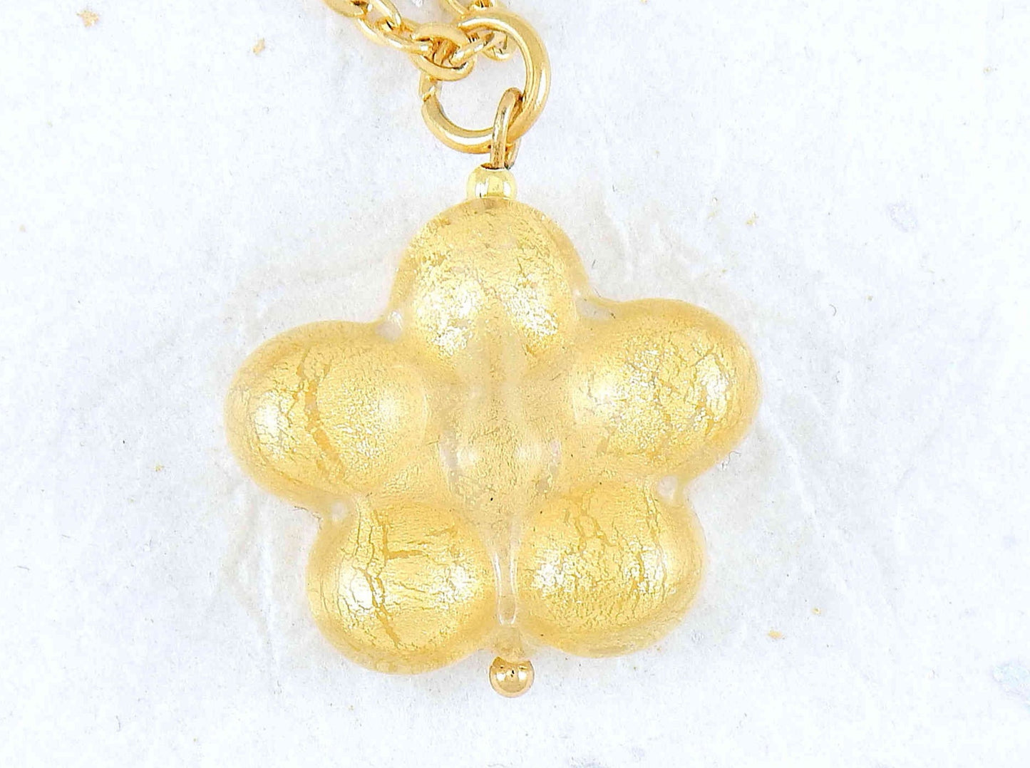 Collier 19 po avec fleur en verre de Murano vert pomme, rouge vif ou transparent sur feuille d'or, chaîne acier inoxydable doré