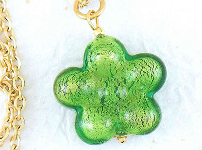 Collier 19 po avec fleur en verre de Murano vert pomme, rouge vif ou transparent sur feuille d'or, chaîne acier inoxydable doré
