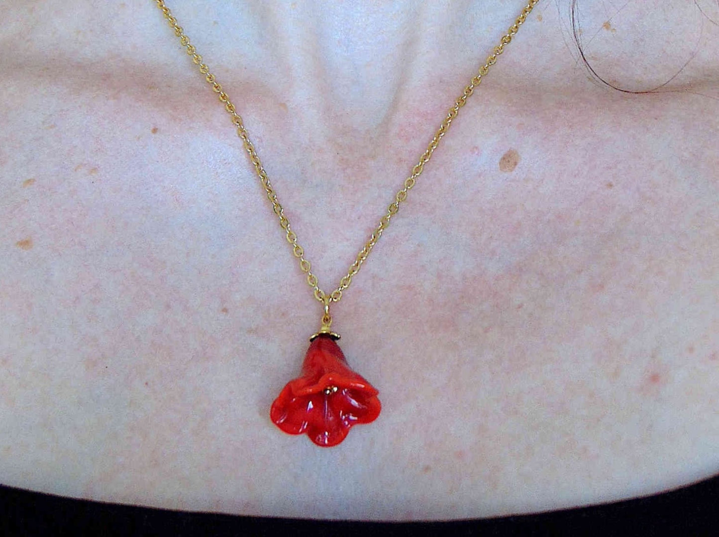 20-inch necklace with bright red Murano glass flower corolla, gold-toned stainless steel chain