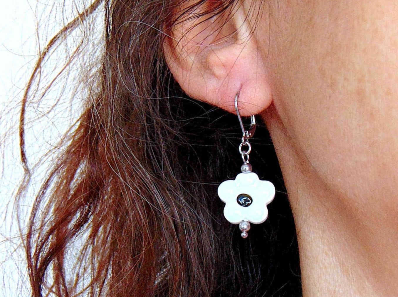 Short earrings with opaque Murano glass daisies in 3 colours (white/yellow, white/black, black/white), stainless steel lever back hooks