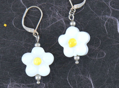 Short earrings with opaque Murano glass daisies in 3 colours (white/yellow, white/black, black/white), stainless steel lever back hooks