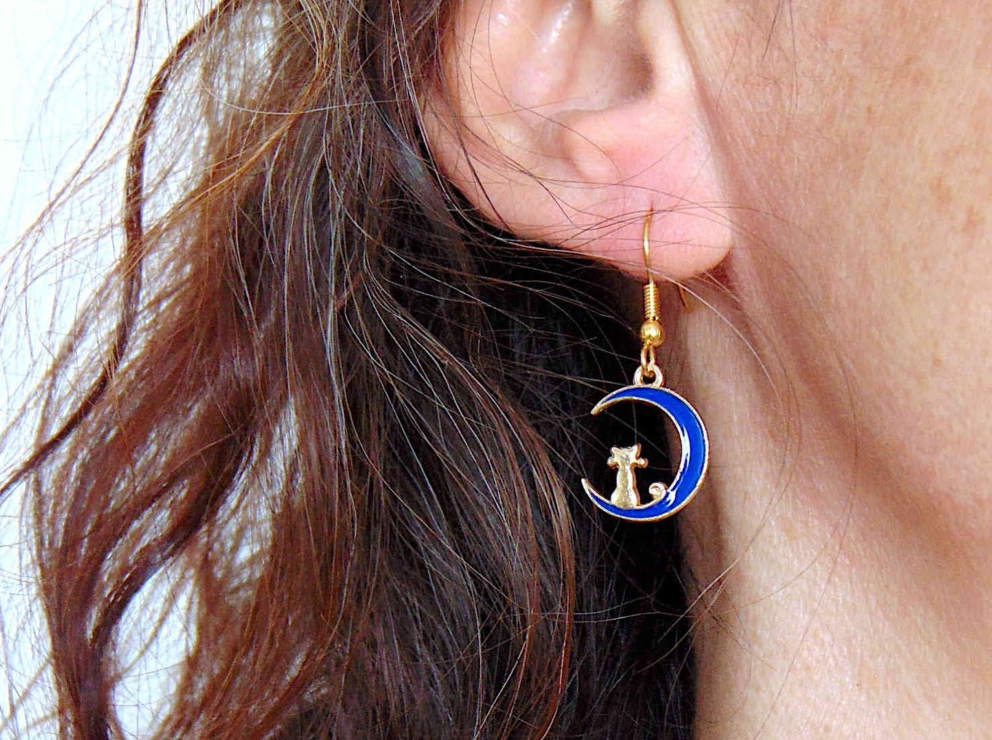 Boucles d'oreilles courtes petit chats dorés assis sur des croissants de lune bleus émaillés, crochets acier inoxydable doré