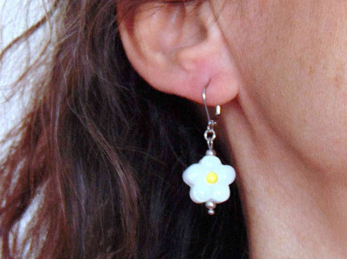 Short earrings with opaque Murano glass daisies in 3 colours (white/yellow, white/black, black/white), stainless steel lever back hooks