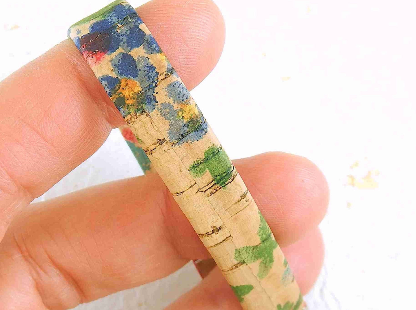 Bracelet simple 10mm en liège offert en 2 motifs fleuris (couleurs douces ou vives), fermoir magnétique acier inoxydable
