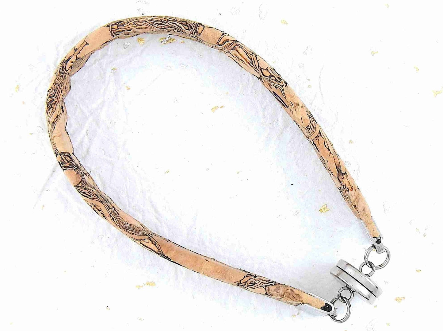 Bracelet simple 10mm en liège offert en 2 motifs (tuiles colorées sur fond beige, marbré gris-beige), fermoir magnétique acier inoxydable