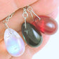 Collier 28 po avec montage asymétrique de 3 gouttes de verre (rouge translucide, noir opaque, clair irisé), chaîne acier inoxydable
