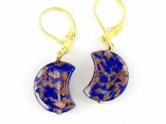 Boucles d'oreilles courtes lunes en verre de Murano marbré bleu marine, crochets à levier acier inoxydable doré
