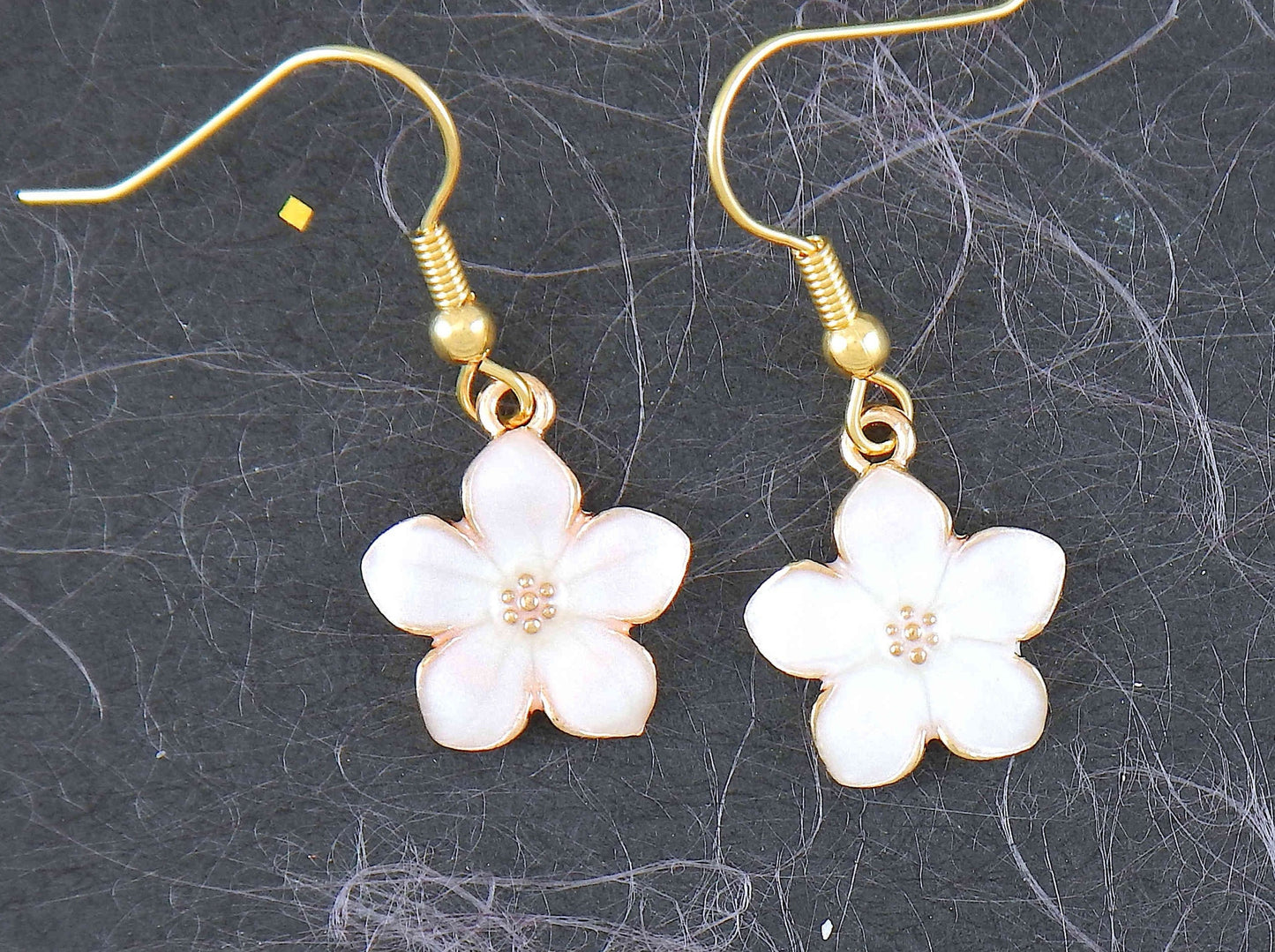 Short earrings with enamelled cherry blossoms (sakura) in 4 pastel colours (white, lilac, pink, blue), gold-toned stainless steel hooks