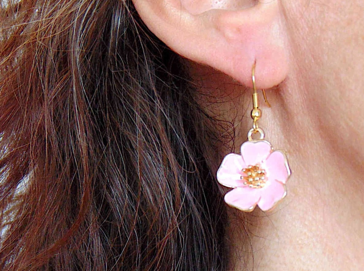 Short earrings with large enamelled hibiscus flowers in 5 colours (white, blue, lilac, pink, black), gold-toned stainless steel hooks