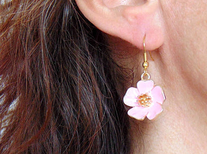 Boucles d'oreilles courtes grosses fleurs d'hibiscus émaillées en 5 couleurs (blanc, bleu, lilas, rose, noir), crochets acier inoxydable doré 