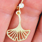 Boucles d'oreilles courtes feuilles de ginko dorées délicates, crochets à levier acier inoxydable doré avec petits cristaux Swarovski