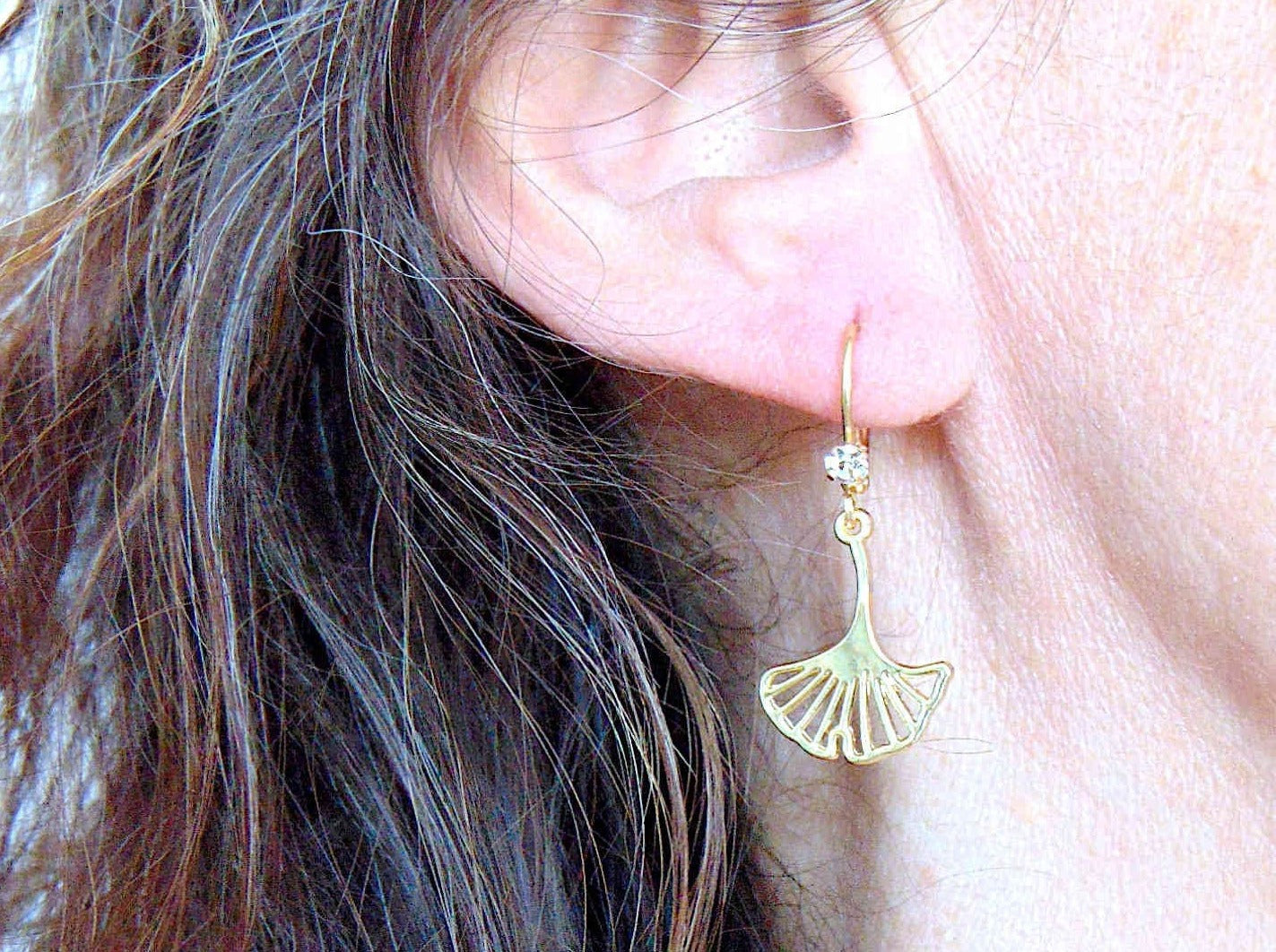Boucles d'oreilles courtes feuilles de ginko dorées délicates, crochets à levier acier inoxydable doré avec petits cristaux Swarovski