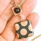 Collier 25 po avec bille carrée de verre tchèque noir à pois argentés ou cuivrés, chaîne acier inoxydable assortie