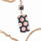 Collier 25 po avec bille rectangulaire de verre tchèque noir à pois argentés ou cuivrés, chaîne acier inoxydable assortie