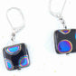 Boucles d'oreilles courtes petits carrés en verre tchèque brillant noir à gros pois argentés / cuivrés / multicolores, crochets à levier acier inoxydable