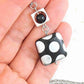 Collier 25 po avec bille carrée de verre tchèque noir à pois argentés ou cuivrés, chaîne acier inoxydable assortie