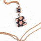 Collier 25 po avec bille carrée de verre tchèque noir à pois argentés ou cuivrés, chaîne acier inoxydable assortie