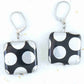 Boucles d'oreilles courtes gros carrés en verre tchèque brillant noir à gros pois argentés ou cuivrés, crochets à levier acier inoxydable naturel ou plaqué or rose