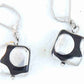 Boucles d'oreilles courtes petits carrés en verre tchèque brillant noir à gros pois argentés / cuivrés / multicolores, crochets à levier acier inoxydable