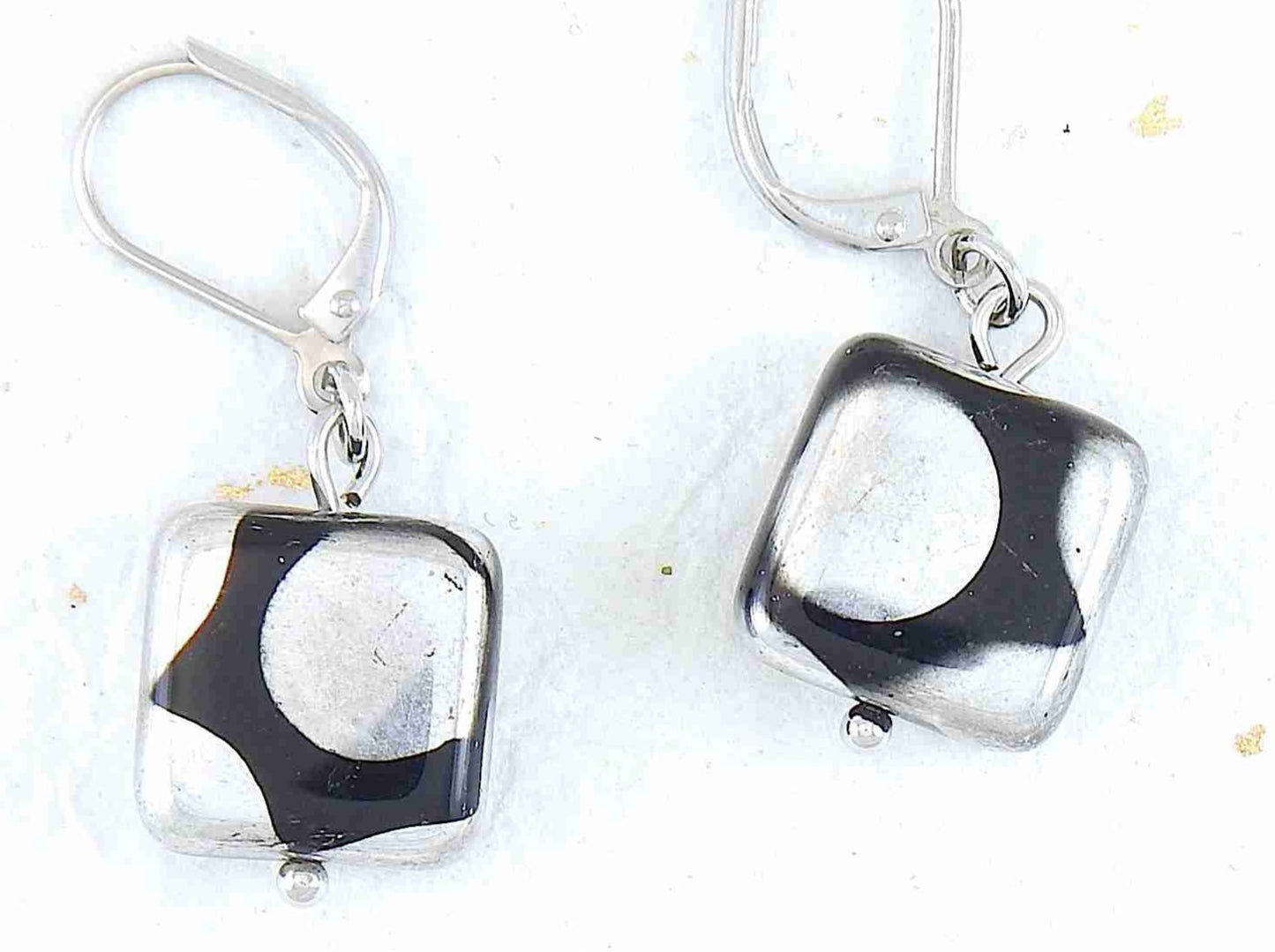 Boucles d'oreilles courtes petits carrés en verre tchèque brillant noir à gros pois argentés / cuivrés / multicolores, crochets à levier acier inoxydable
