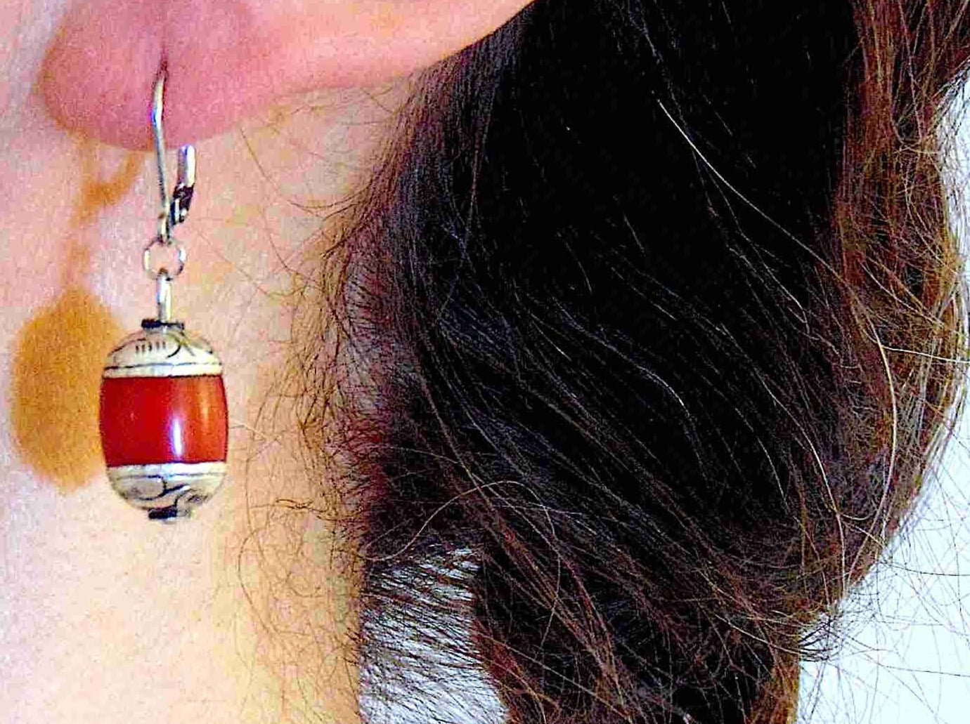 Boucles d'oreilles courtes avec cylindres tibétains de résine rouge, capuchons en étain sculptés, crochets à levier acier inoxydable