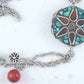 Collier 26 po avec pendentif disque tibétain à motif de fleur en mosaïque de corail et turquoise, pendants assortis, chaîne acier inoxydable