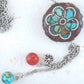 Collier 26 po avec pendentif disque tibétain à motif de fleur en mosaïque de corail et turquoise, pendants assortis, chaîne acier inoxydable