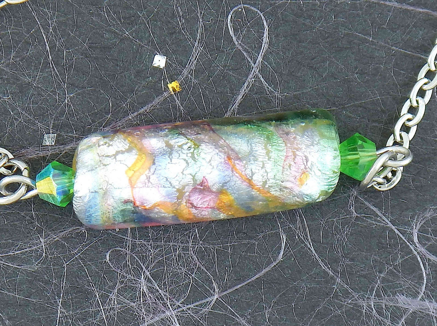 Collier 16 po avec cylindre en verre vintage marbré argent et tons pastels sur feuille d'argent, cristaux Swarovski Fern Green (vert fougère), chaîne acier inoxydable 