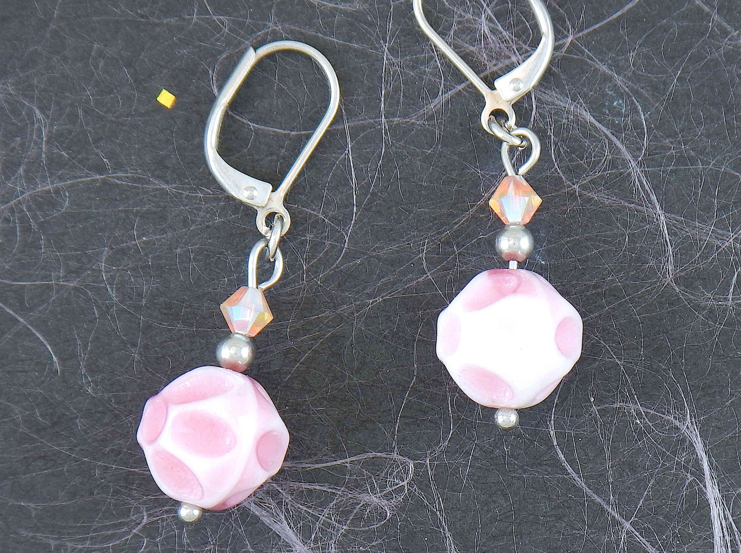 Boucles d'oreilles courtes boules "cratères" de verre vintage rose clair, cristaux Swarovski rose clair iridescent, crochets à levier acier inoxydable