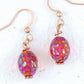 Boucles d'oreilles courtes framboises de verre vintage rouge intense irisé, crochets acier inoxydable or rose